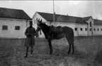 Nedanstående kavalleriofficerare avlade officersexamen på Karlberg 1923 och gick därefter ridskolan på Strömsholm 1924-25. Carl-Axel Stackelberg K 1, Sven Littorin K 3, Nils Frost K 4, Sven Axel Torén K 5, Carl Otto Smith K 6, Erik Wikland K 6.