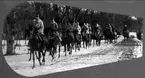 Nedanstående kavalleriofficerare avlade officersexamen på Karlberg 1923 och gick därefter ridskolan på Strömsholm 1924-25. Carl-Axel Stackelberg K 1, Sven Littorin K 3, Nils Frost K 4, Sven Axel Torén K 5, Carl Otto Smith K 6, Erik Wikland K 6. Uteridning i vintersnö.