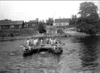 Ingenjörkåren, pontonfärja vid Gullspång omkring 1911..Objektkommentar:.Bilden kan vara tagen i trakten av Gullspång, där Göta Ingenjörbataljon hade en sommarövningsplats 1893-1911.Bilden kan vara tagen under marschernamellan Karlsborg och Gullspång, eller i biflödet av Gullspångsälven nedanför fallet, där läger och övningsplatsen fanns. Se vidare tidskrift i Fortifikation årgång 2002 nr 2, s.38 ff.