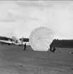 Uppvisningar från Fallskärmsjägarskolans dag år 1964 på Flugebyn, Karlsborg.