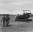 Uppvisningar från Fallskärmsjägarskolans dag år 1964 på Flugebyn, Karlsborg.