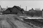 Gammal bebyggelse i Övre Åsen, 1966. Fastigheterna löstes in av kronan på 1970-talet p.g.a. hög bullernivå från F 6 och är nu borta.