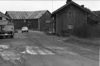 Gammal bebyggelse i Övre Åsen, 1966. Fastigheterna löstes in av kronan på 1970-talet p.g.a. hög bullernivå från F 6 och är nu borta.