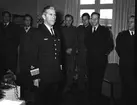 F6 Karlsborg 1959. Underofficersmässen. Före överlämnandet av svärdsorden till fanjunkare Larsson. Från vänster: Wennlert, Olofsson, chefen F6 Söderlindh, Elverskog, Hilbertsson, Johansson (F7), Ramsin.