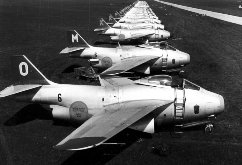 F6 Karlsborg 1955. Flygdagen. Flygplan A29 "Tunnan" Gul Martin försedd med startraketer varav den ena syns monterad under siffra 6.