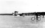 Karlsborg 1920-tal. Flygplan Albatross startar från Bottensjöns is. Siffrorna 746 innebär att planet antingen tillverkades eller levererades 1917.