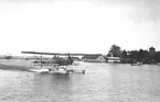 Karlsborg 1935. Fokker S6 H på ingående. Stenbryggan i bakgrunden.