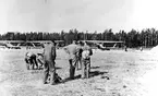 Karlsborg 1936. Flygare utrustade med Salvator-skärmar.