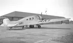 Karlsborg 1938. Svensk flygtjänsts Junker W34 (SE-AK1). I bakgrunden hangar 81.