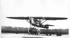 1923. Löjtnant Gärdin provflyger J23 nr. 311 i mars. I juni slog Gärdin skandinaviskt höjdrekord-7400 m-över Malmen med samma flygplan.