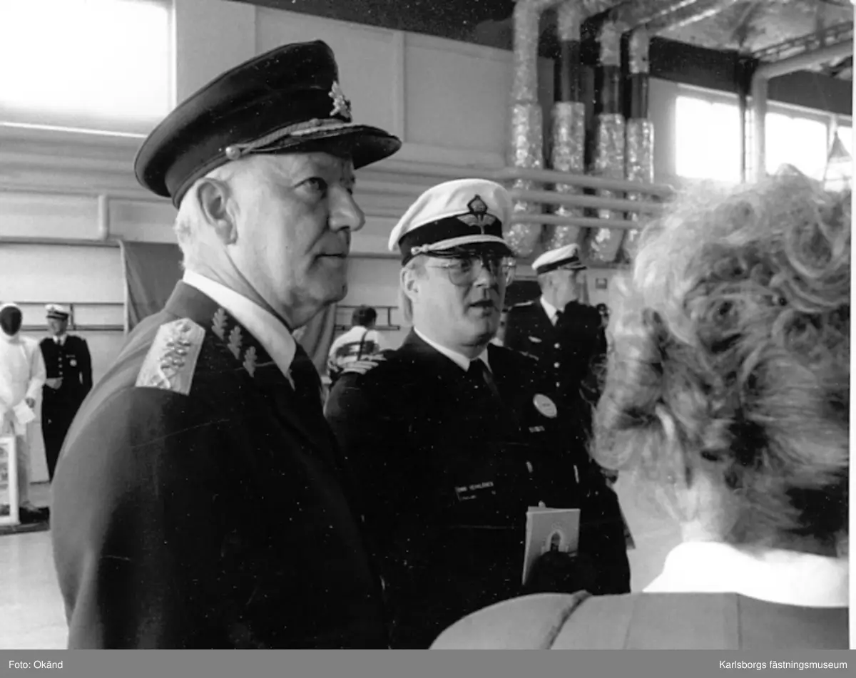 F6 Karlsborg 1989. 50-årsjubileum. Onni Vehviläinen-personlig guide för general Erik G Bengtsson med hustru.