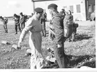 Fallskärmsjägarskolan Karlsborg i början av 1960-tal. Förberedelser inför fallskärmshoppning.