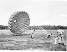 Fallskärmsjägarskolan Karlsborg i slutet av 1950-tal.Landning.