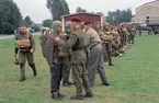 Fallskärmsjägarskolan i Karlsborg 1963.Fallskärmspåtagning.