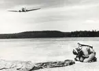 Fallskärmsjägarskolan i Karlsborg 1956.Flugebyn-landat.