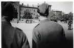 Kaserngården A6. Militärer i förgrunden.