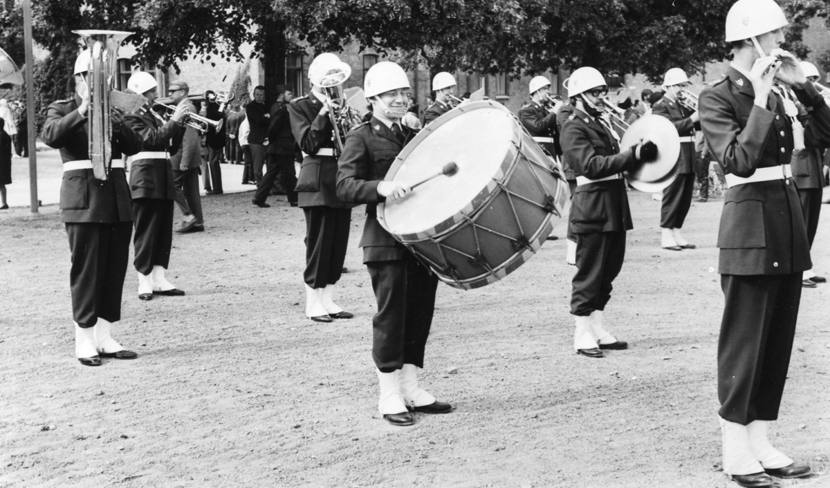 Musikkåren, A 6. På kaserngården.