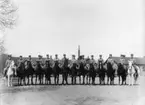 Gruppbild, 14 man till häst. A 6, matsalen till vänster.