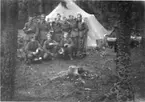 Gruppfoto, 7.Batt. A 6. Framför tält i skogen.