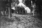 Gruppfoto, 7.Batt. A 6. Framför tält i skogen.