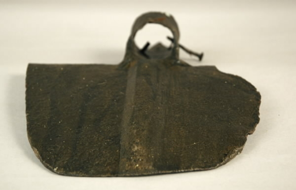 Arkeologiskt föremål. Spade, utan skaft, blad av järn.