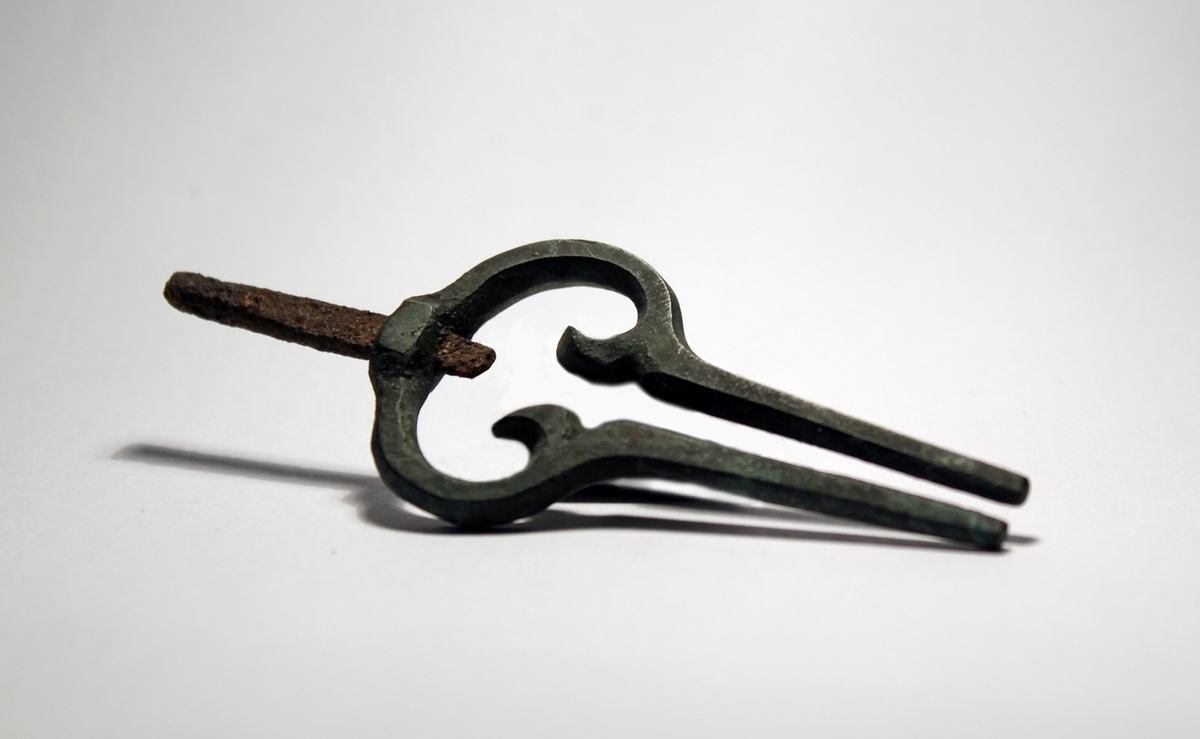 Munnharpe A og B har lik hovedform. Både ramme, armer og bøyle har samme utforming. Rammen har en forseggjort utforming med snirkler som kan assosieres med rosemaling. Harpe B har i tillegg en fjør.