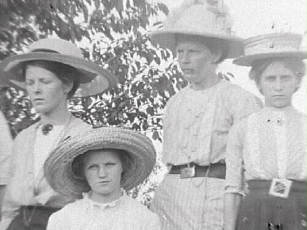 Gruppbild med kvinnor fotograferade utomhus. De bär stora hattar.  Sittande fr vänster Signe Sikén f 1898, Anna Siken född 1893. Översta raden fr vänster: Augusta Börjesson Brunared f 1888, Lydia Sikén f 1900, Ellen Sikén gift Börjesson f 1898.