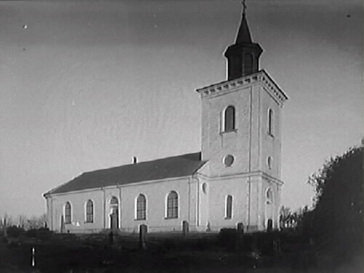 Skrea kyrka och kyrkogård.