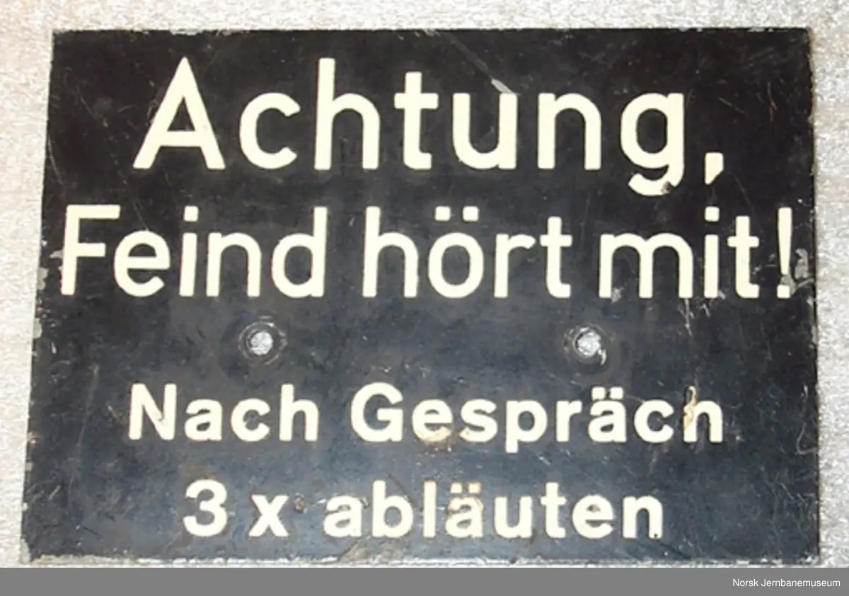 Skilt : Achtung, Feind hört mit! Nach Gespräch 3 x abläuten