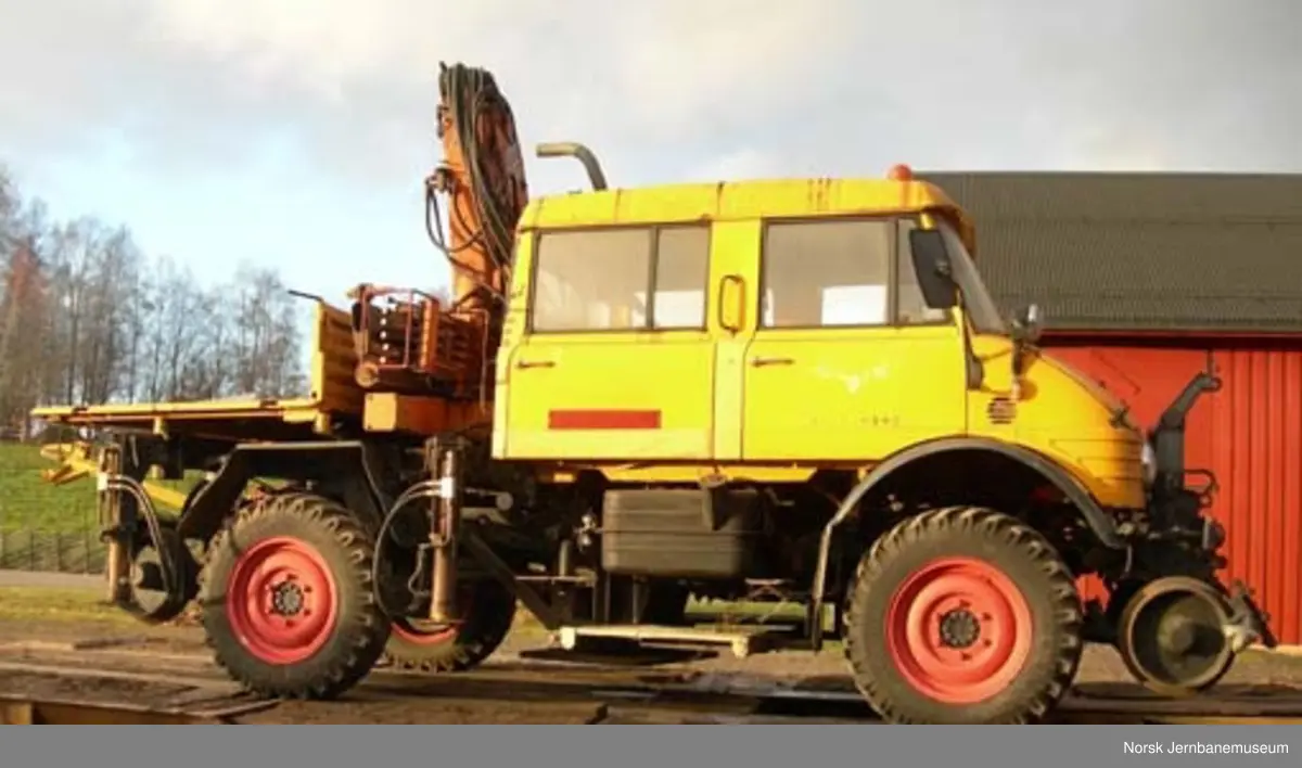 Mercedes Unimog lastebil med kran og med utstyr for skinnedrift
