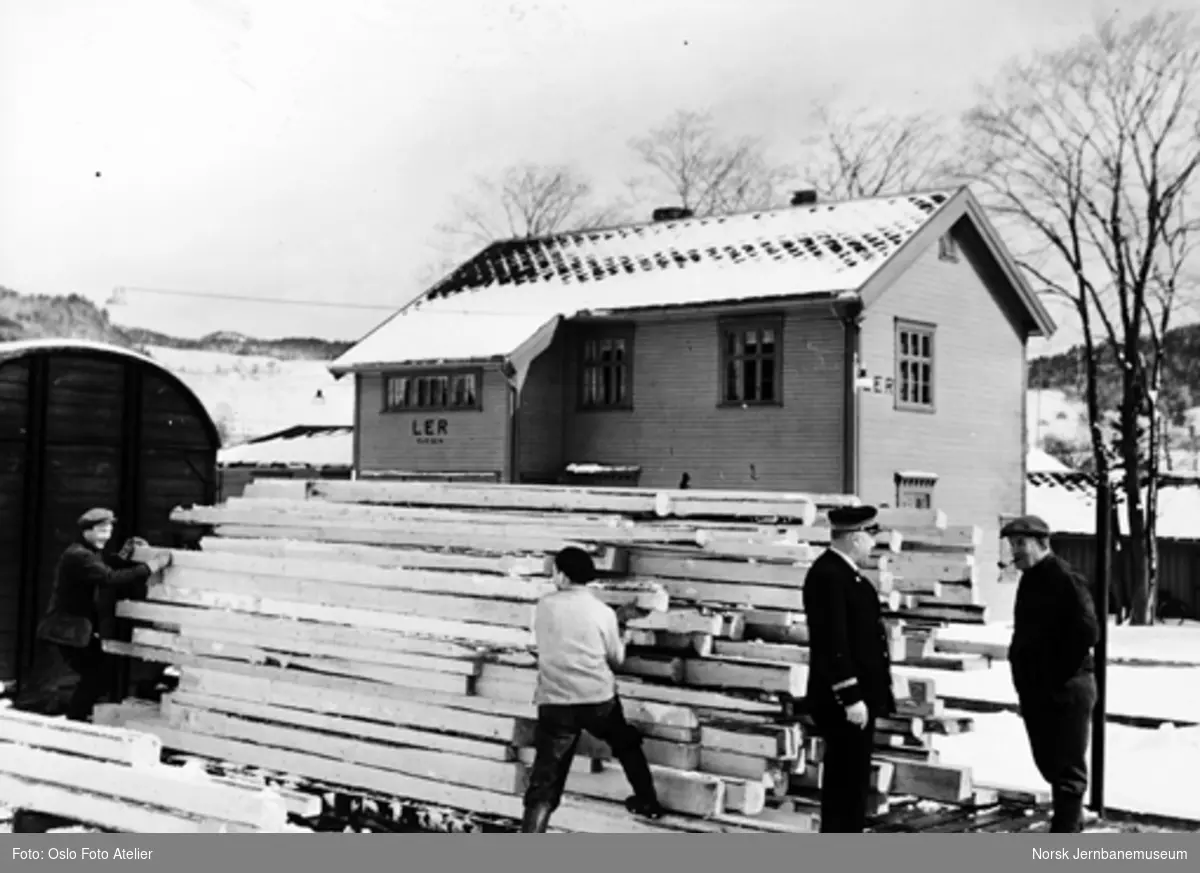 Fotoserie fra Ler stasjon : godsbehandling