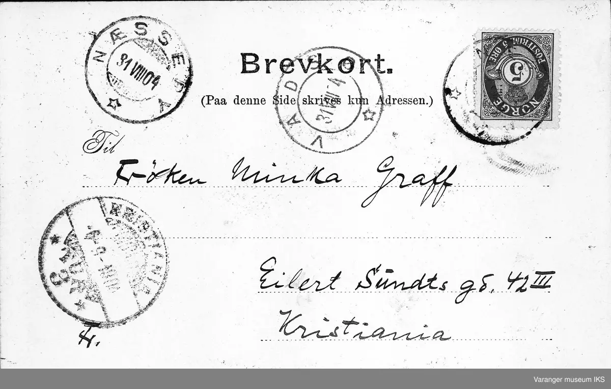 3 menn i uniform i elvebåt på Tanaelva ved Polmak 1904.