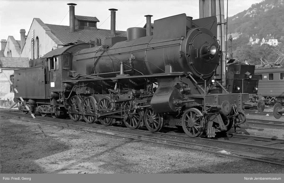 Damplokomotiv type 31a nr. 320 på Bergen stasjon