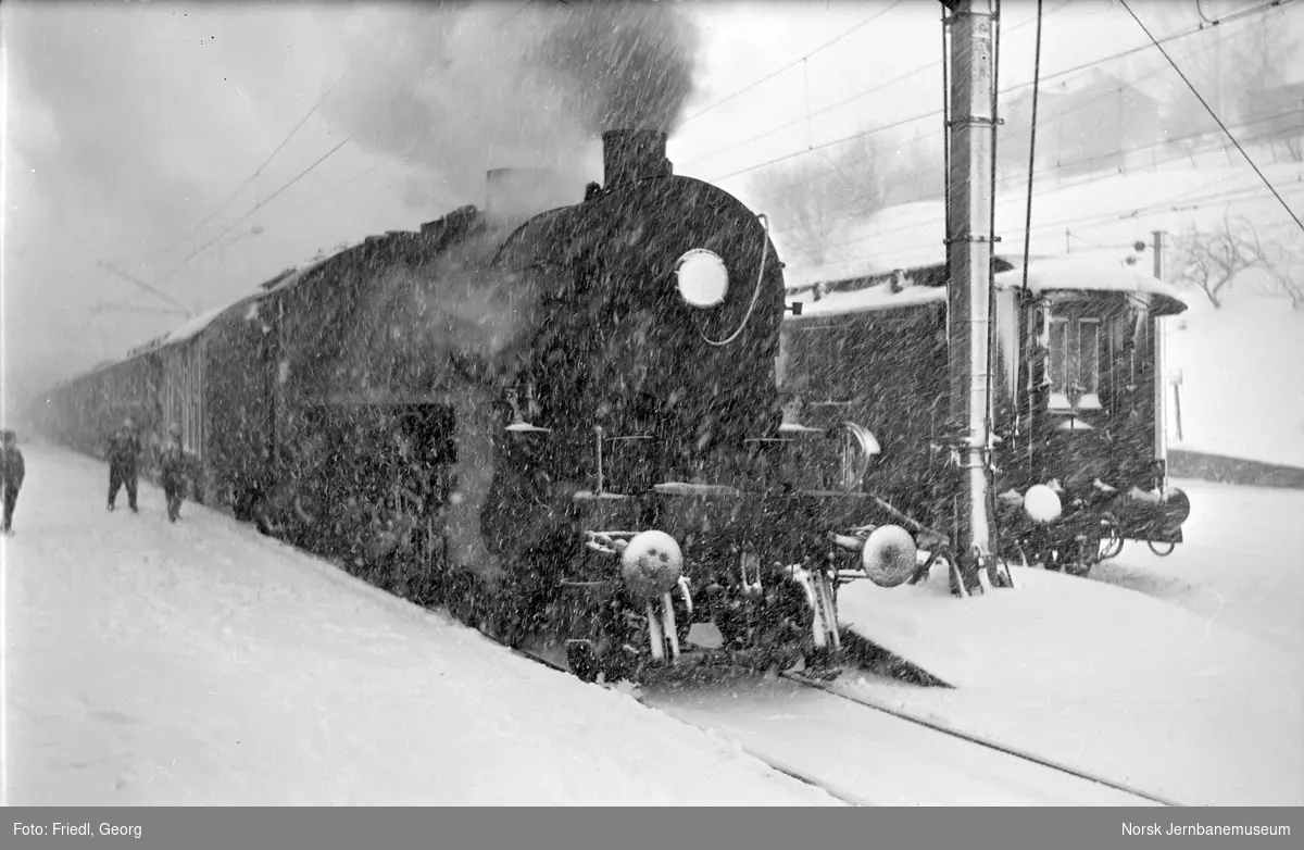 Damplokomotiv type 31b nr. 426 foran påsketog til Mjølfjell på Voss stasjon