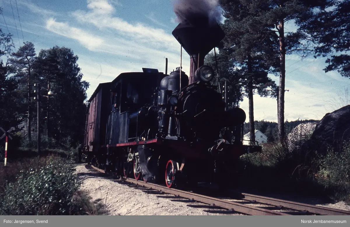 Skifting på Hornnes stasjon med damplokomotiv nr. 5 i godstog 5661