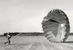 Fallskärmsjägarskolan i Karlsborg 1956.Landning .