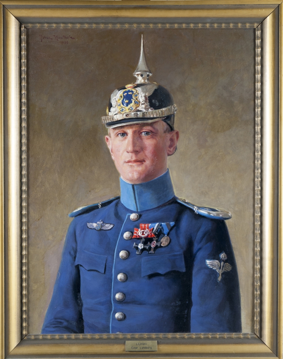 Oljemålning, porträtt av löjtnant Einar Lundborg i uniform och med medaljer. Förgylld träram 70 mm bred.