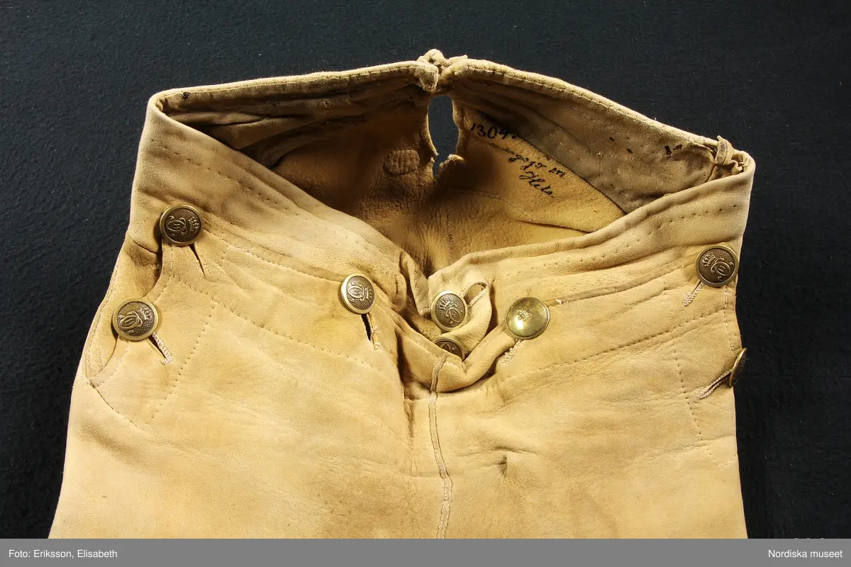 Bilaga: brev före förvärv från säljaren: "ett par älgskinnsbyxor ca 150 år men för mycket utslitna för att kunna sändas, men nu finns ej sämskskinn i här i Helsingland och ingen sämskskinnsmakare, skall jag låta en skräddare förfärdiga ett par af vadmal?"

Troligen är det dessa byxor som sedan sändes till museet.