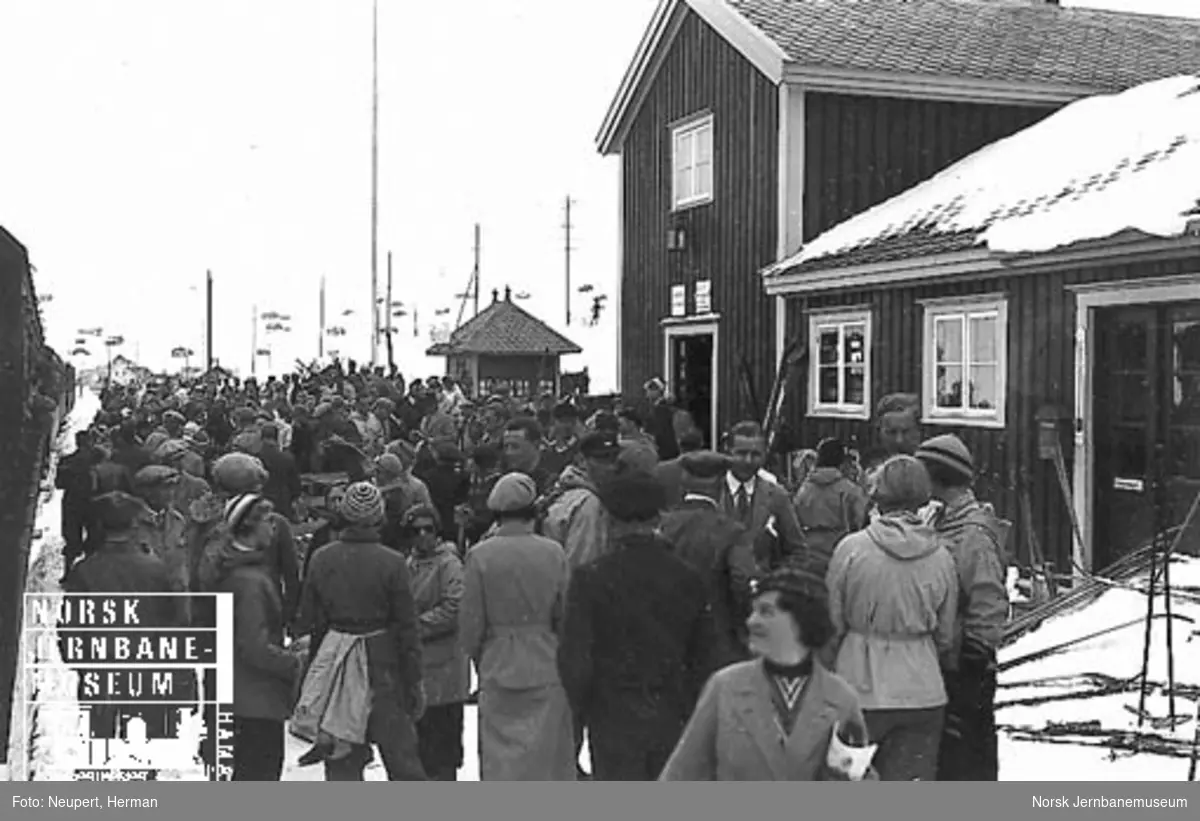 Persontog og skiturister på Ustaoset stasjon