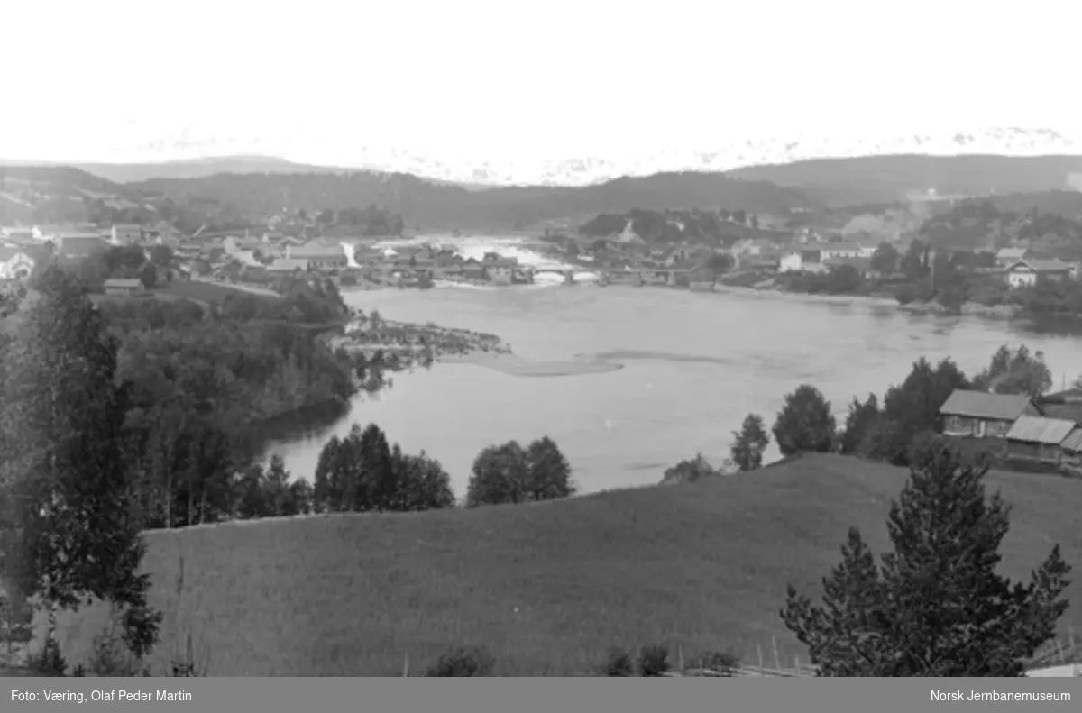 Oversiktsbilde over Hønefoss med Hønefossen