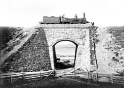 Damplokomotiv på Strandbakke bru, som sammen med en fylling 