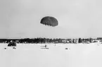 Fallskärmsjägarskolan i Karlsborg 1956.Landning på Storsjön.