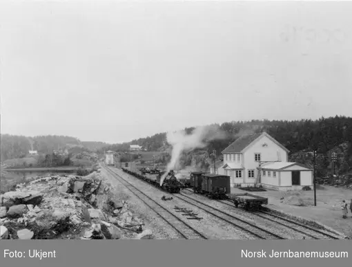 Neslandsvatn stasjon kort tid før banens åpning; arbeidstog på stasjonen