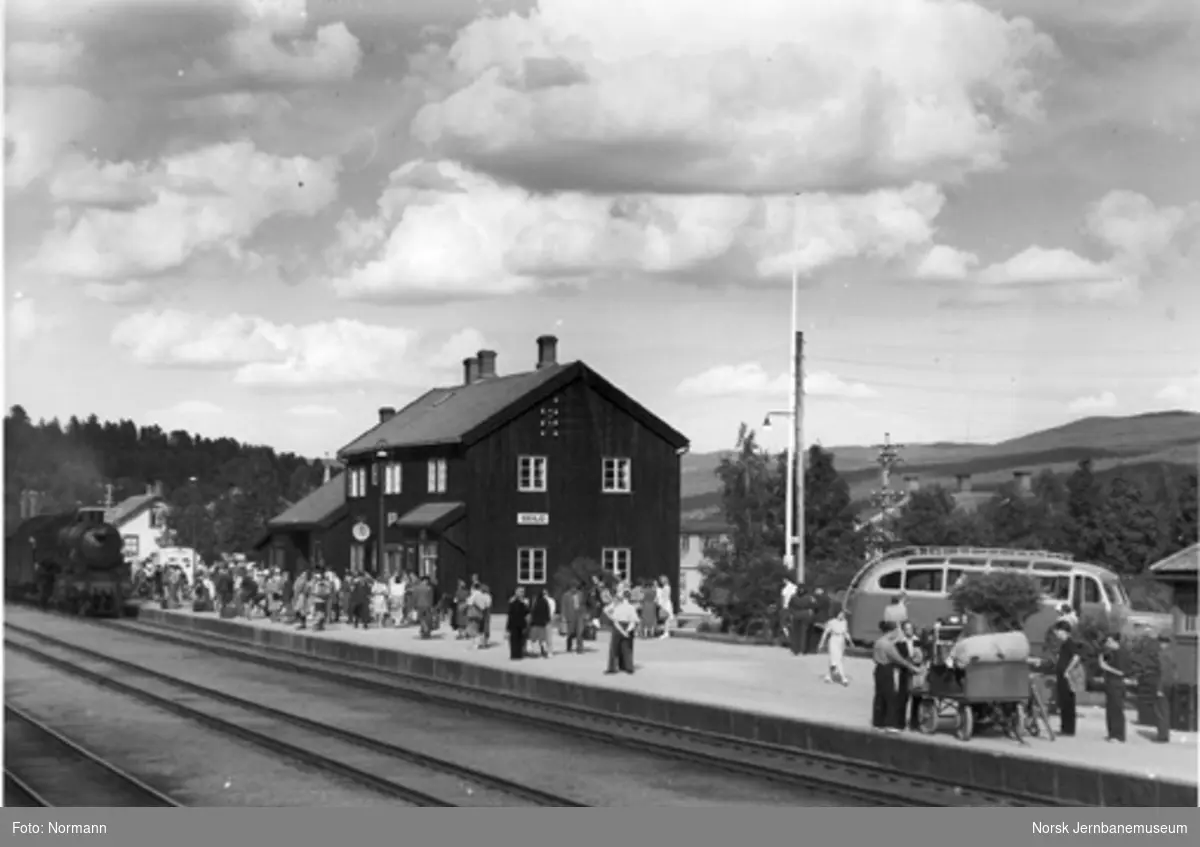 Geilo stasjon med reisende og ankommende tog