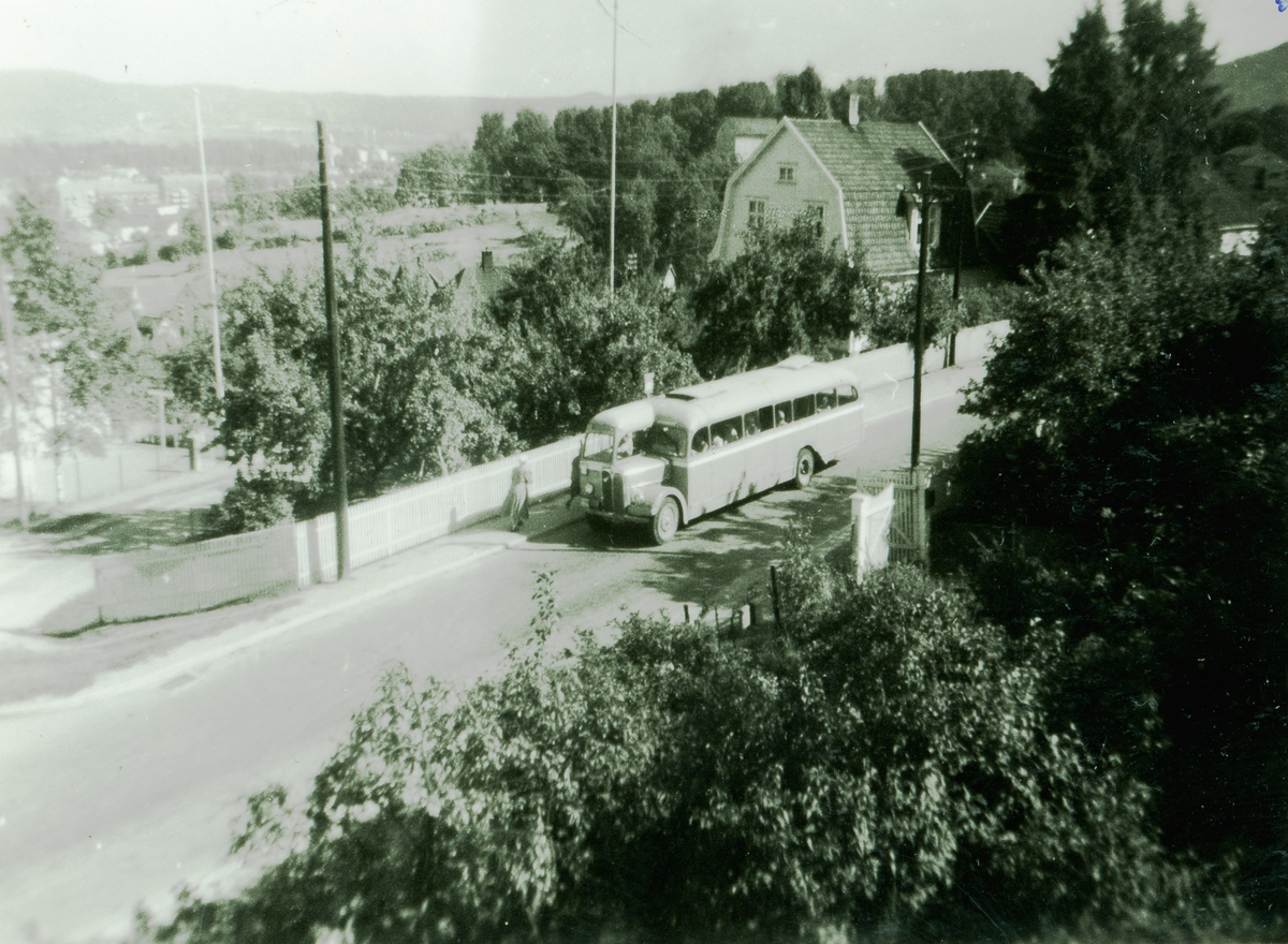 Buss til Helling Bilruter,Bilruter.Den vart kalla 1 rom og Kjøkken.
Huset til Helling i bakgrunnen.