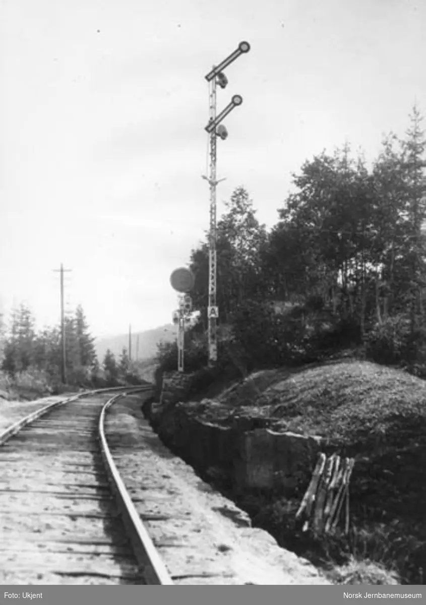 Roa stasjon : semafor innkjørsignal (A), fra Lunner, og forsignal