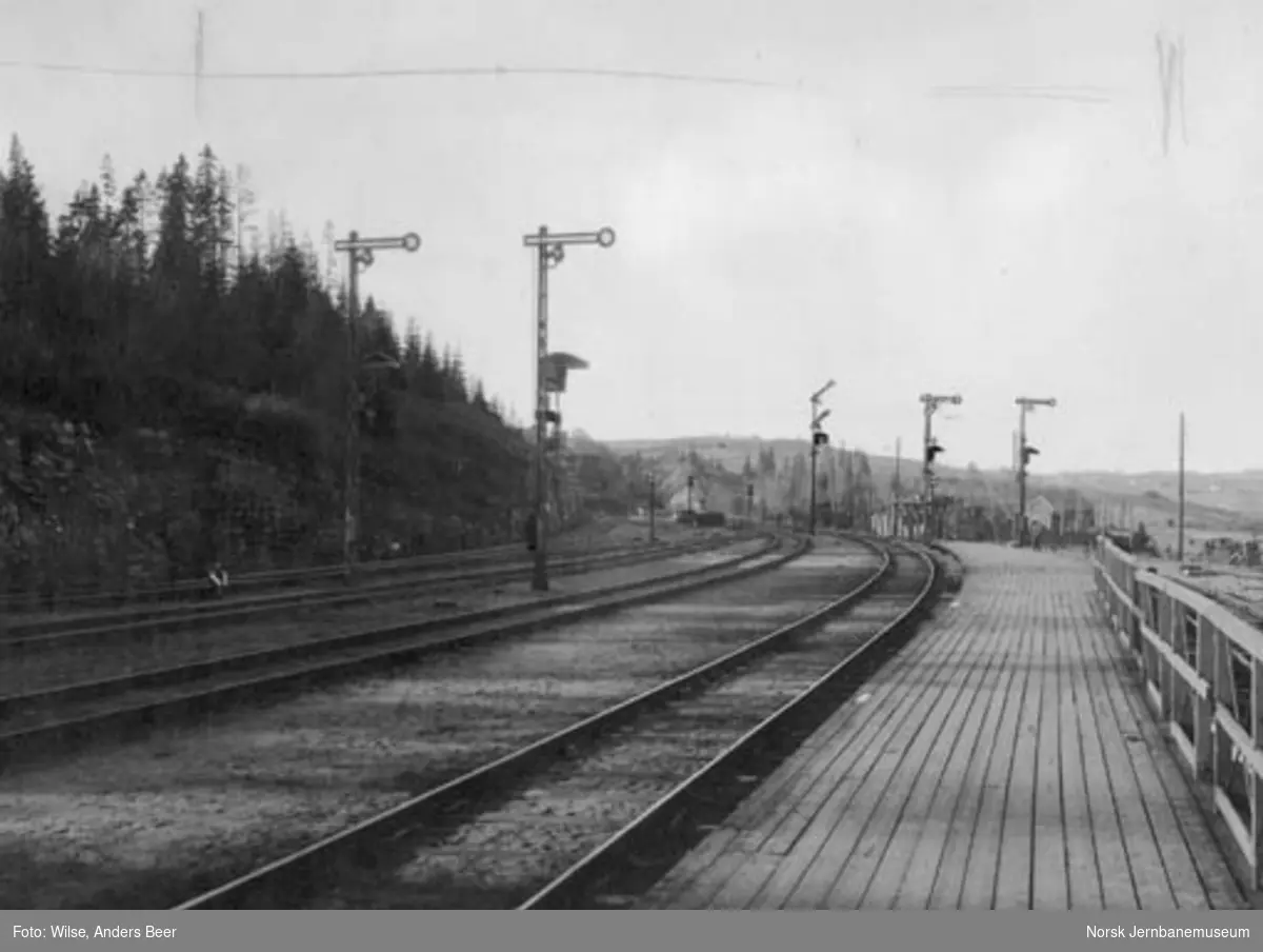 Roa stasjon : den vestlige del av stasjon, hvor hovedsignal F 1/2 viser kjør til Bergensbanen