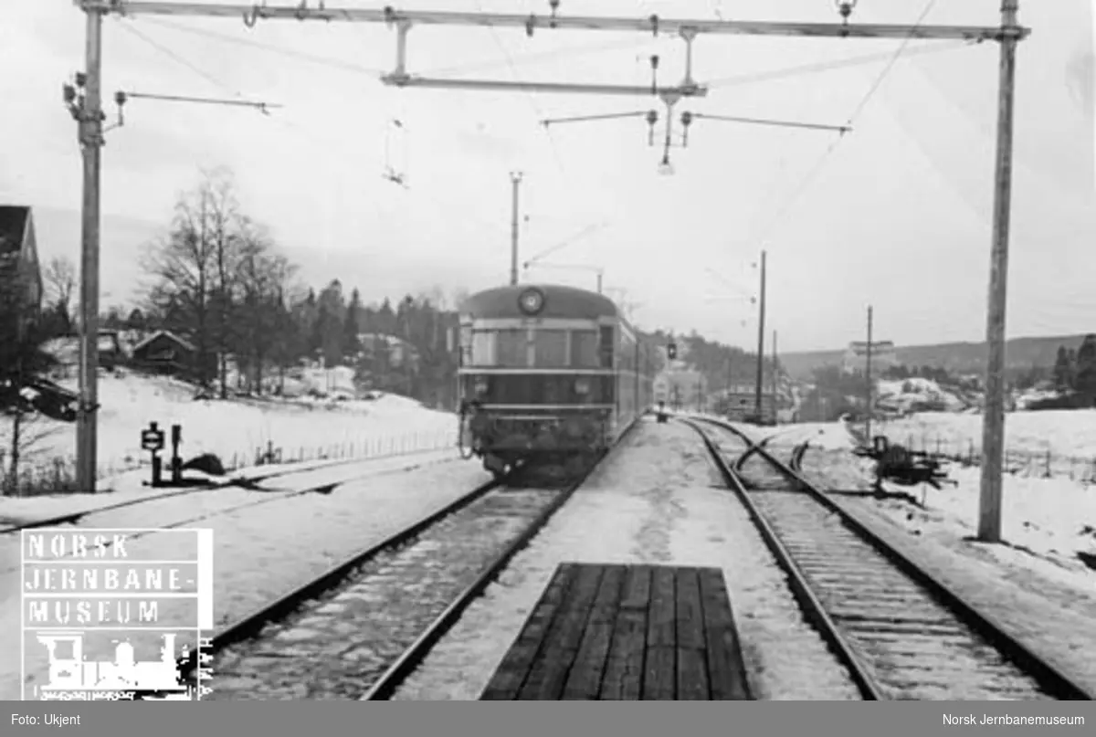 Elektrisk ekspresstogsett type 66 (106) på Kambo stasjon