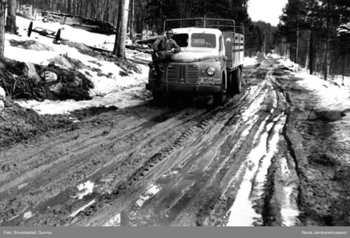 NSB Lågendalsrutens lastebil F-30540 på teleskadet veg i Skurdalen