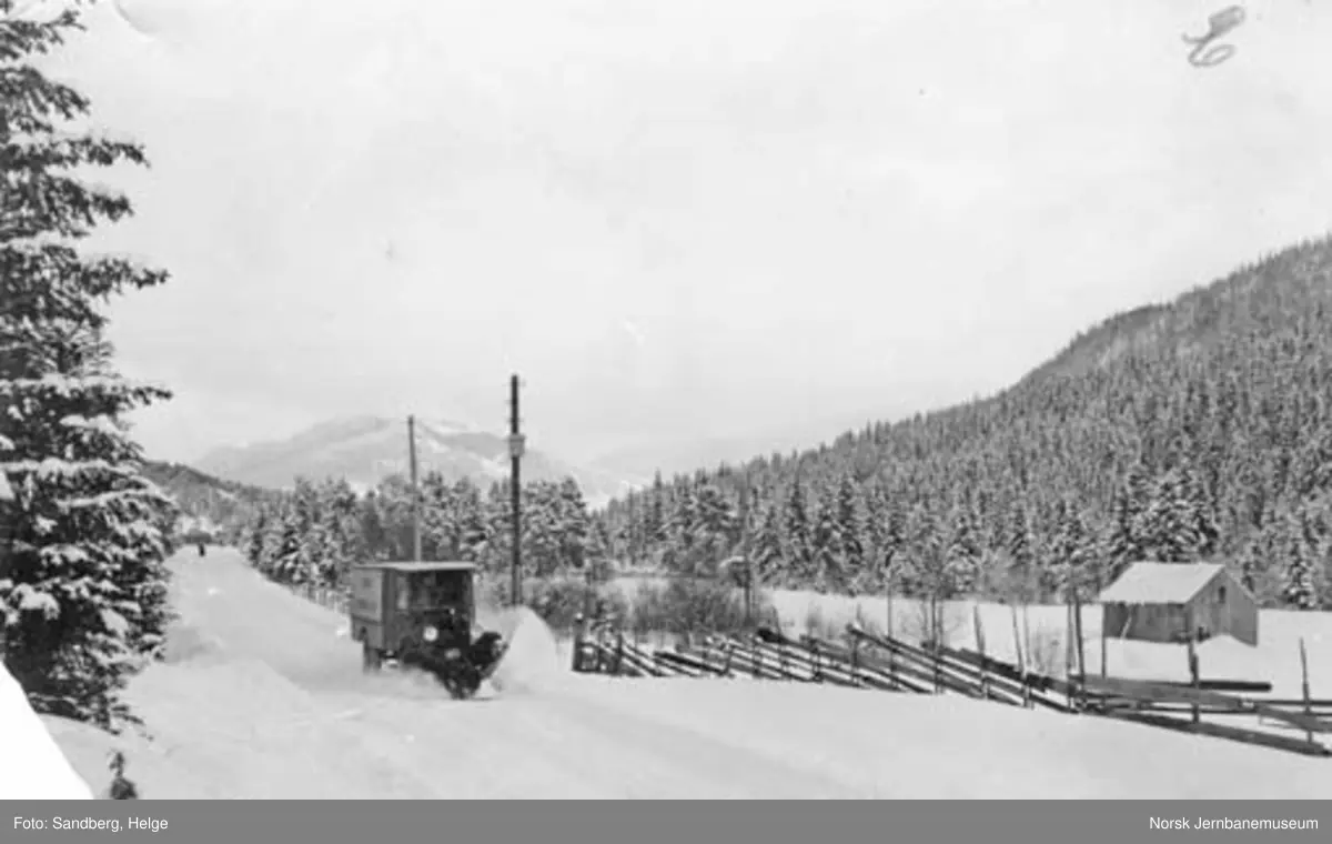 Selburutens godsbil med snøplog under snørydding